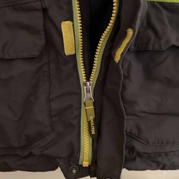 Marmot Ski/ snowboarding jacket - lots of pockets - Picture 3 of 6